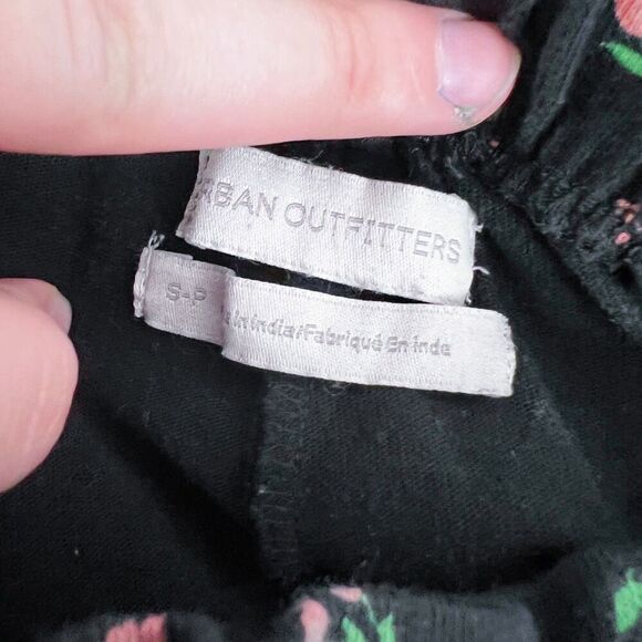 UO Urban Outfitters Navy Blue Pink Flowers Paperbag Shorts Size S - Picture 4 of 5